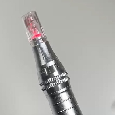 Dermapen mit rotem LED-Licht